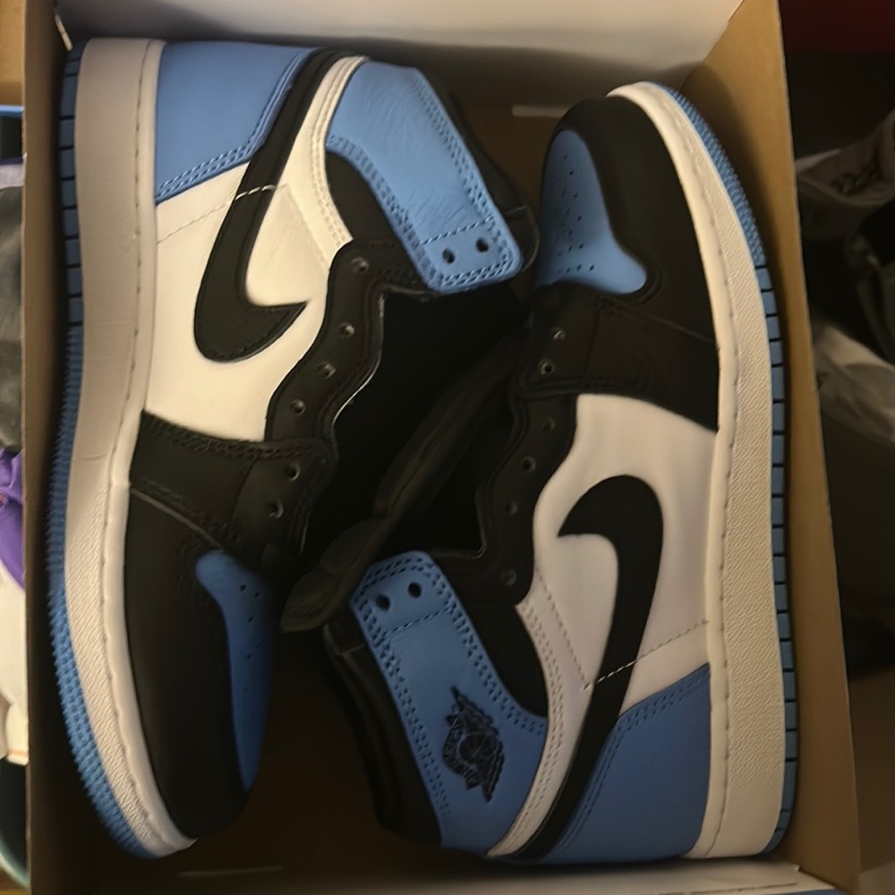 University blue air Jordan ones 4.5 Y 6 W